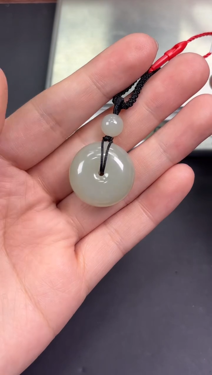 【闪购商品】和田玉吊坠(赠链)未镶嵌且末微色差近矿吊坠