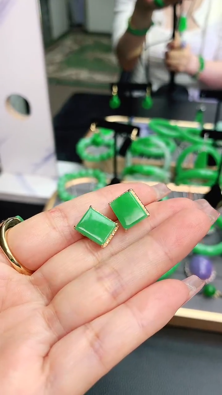 18K金镶嵌翡翠耳饰赠礼盒证书 