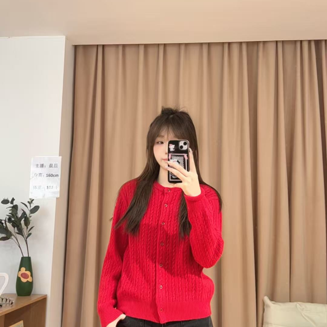 86025余小鱼【基础格调】六色麻花单排扣百搭秋冬圆领毛衣开衫女装