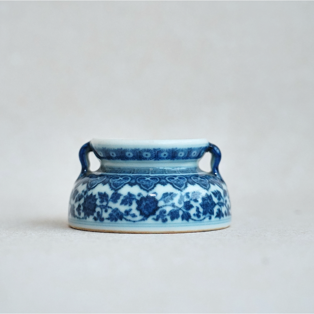 文华藏珍第327期拍品 15 清 青花缠枝花卉纹如意笔洗