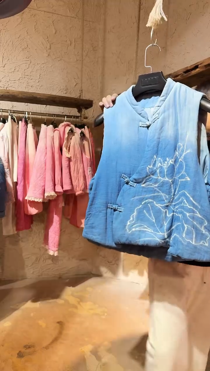 板蓝根蓝染蜡画荷花棉服