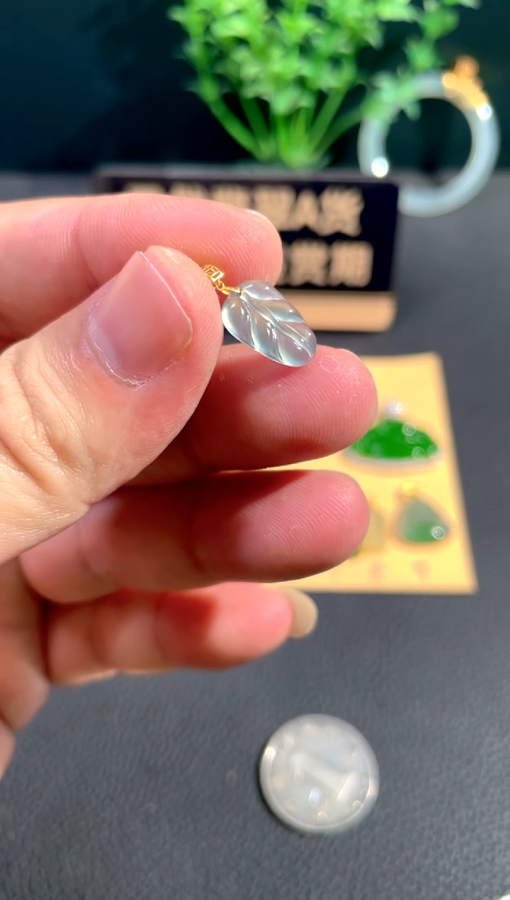 颈饰18K金镶嵌翡翠翡翠