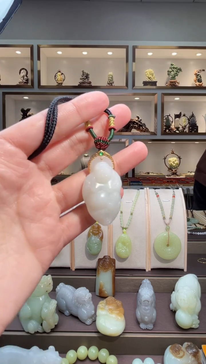 颈饰18K金镶嵌和田玉苏