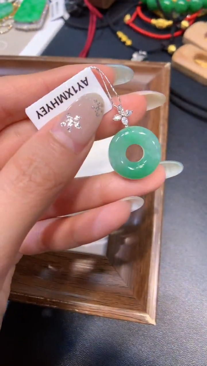 颈饰18K金镶嵌翡翠甜甜圈 