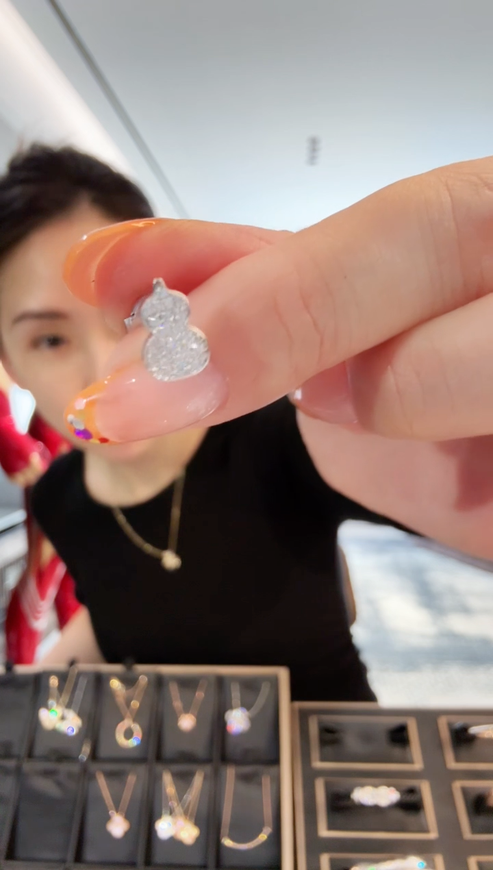 18K金镶嵌耳饰钻石葫芦耳钉单只