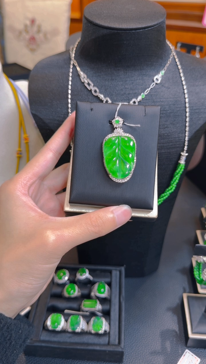 【闪购商品】翡翠吊坠(赠链)银S925镶嵌天然A货翡翠