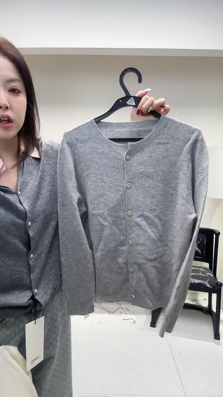 灰色圆领罗纹边羊毛开衫