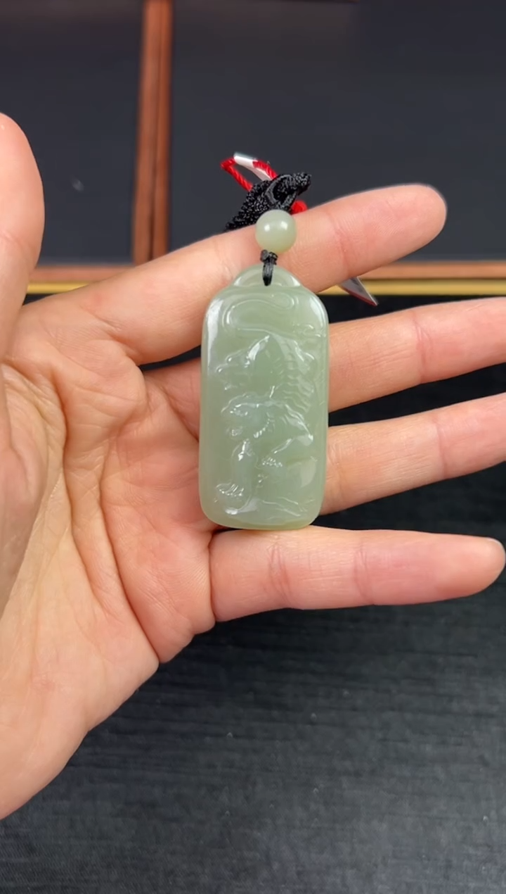 【闪购商品】和田玉吊坠(赠链)未镶嵌且末微色差近矿