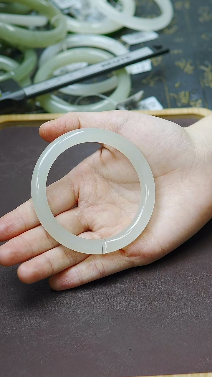 未镶嵌手镯和田玉58-59圈口胖圆条高冰荔枝冻