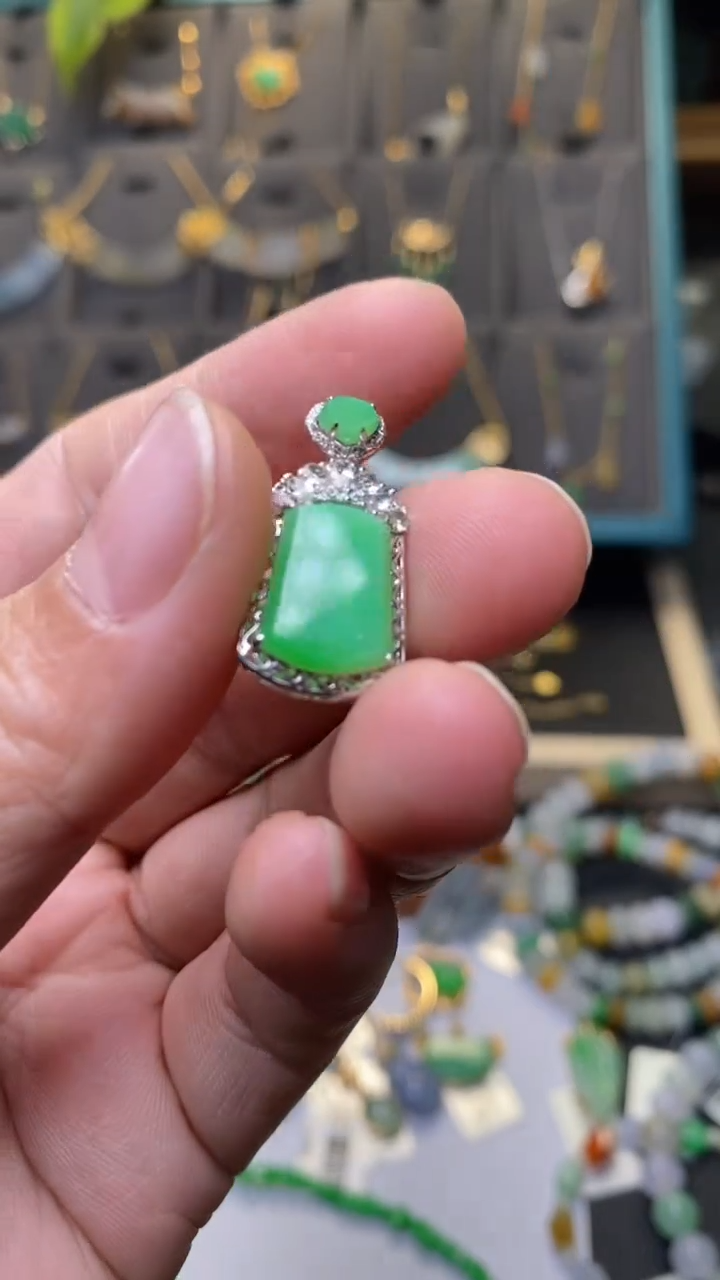 颈饰18K金镶嵌翡翠38059