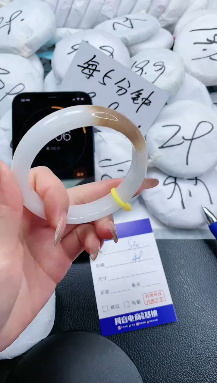 【闪购商品】石英质玉手镯未镶嵌10S31-61