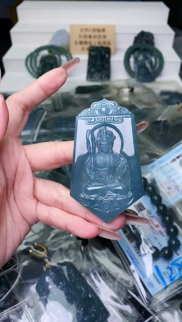 颈饰未镶嵌翡翠 