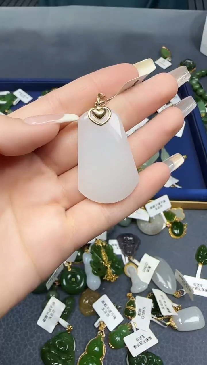 【闪购商品】和田玉挂件18K金镶嵌1
