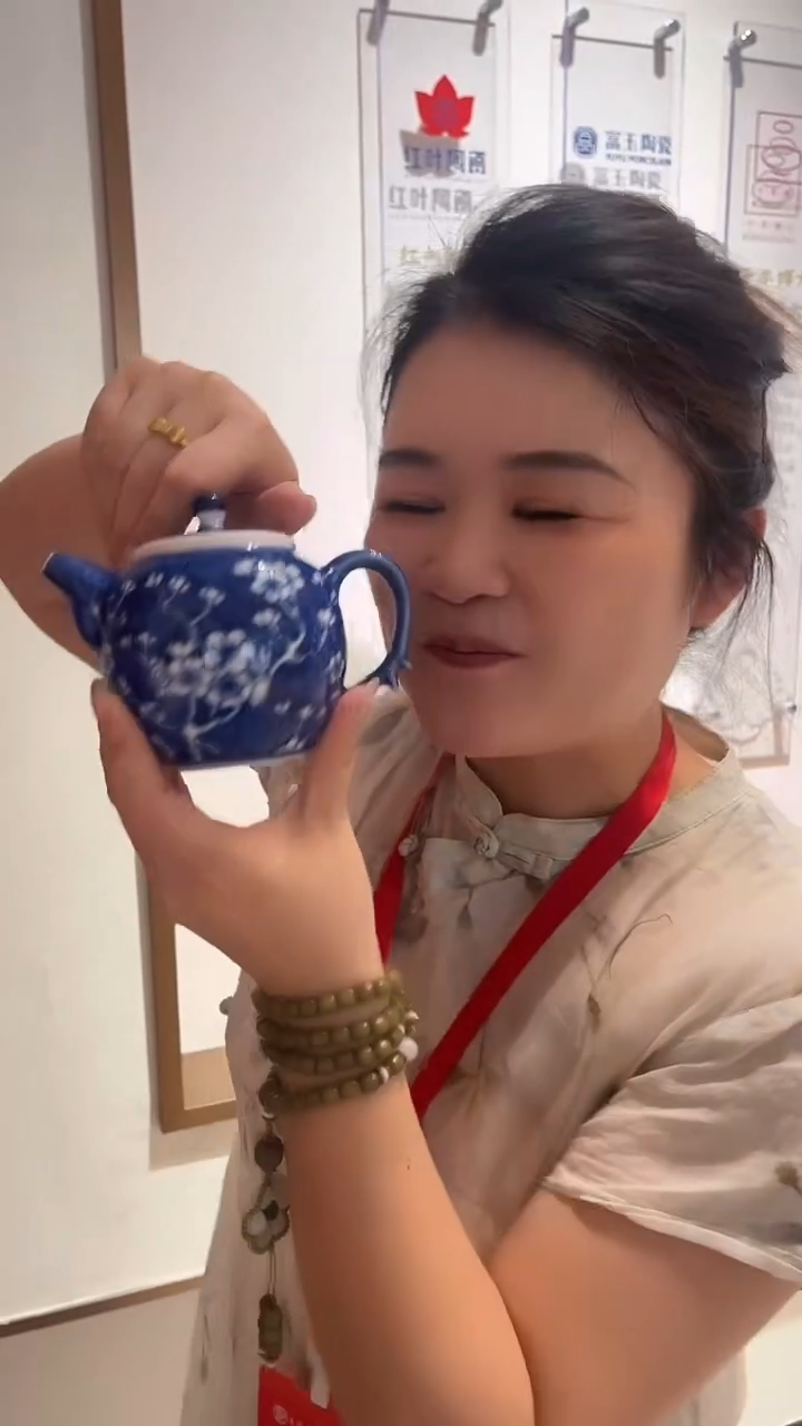 摆件景德镇陶瓷稀土冰梅壶