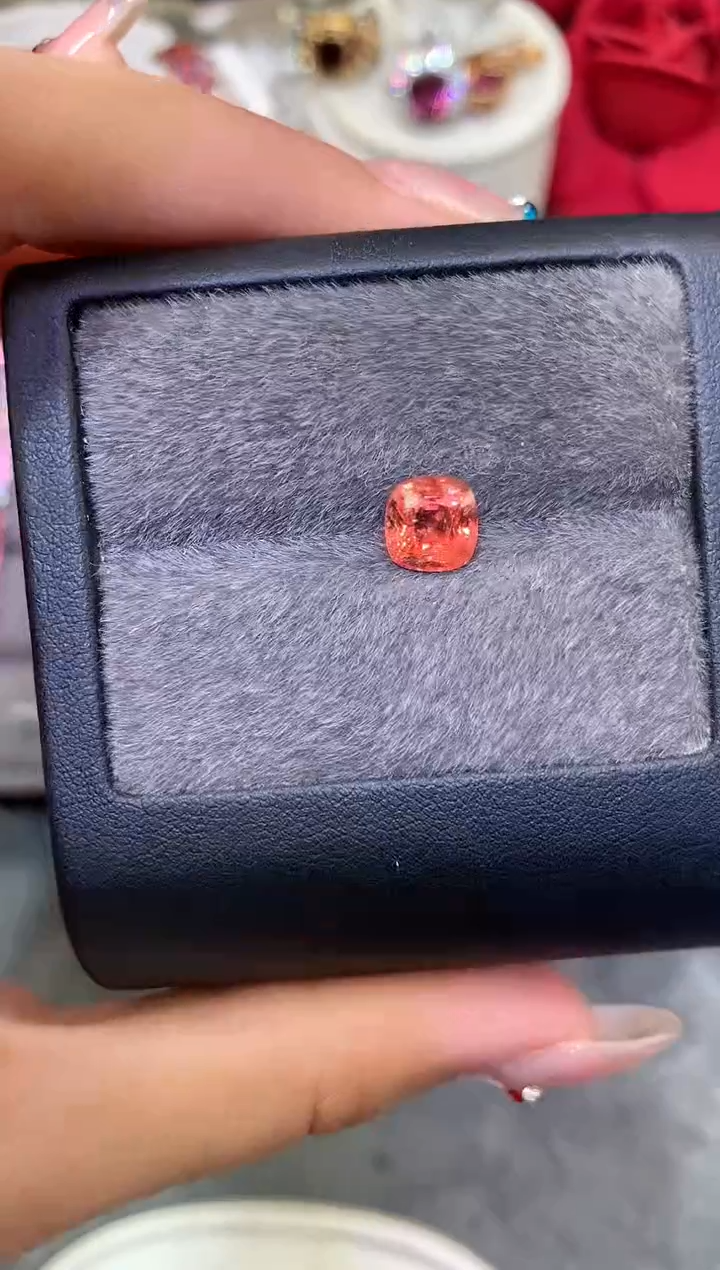 未镶嵌裸石定制尖晶石枕型 纯橙色调 1.98ct