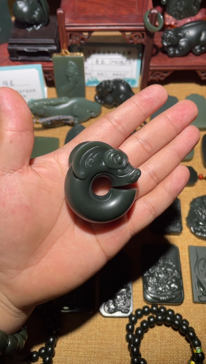 颈饰未镶嵌和田玉（青玉）玉猪龙