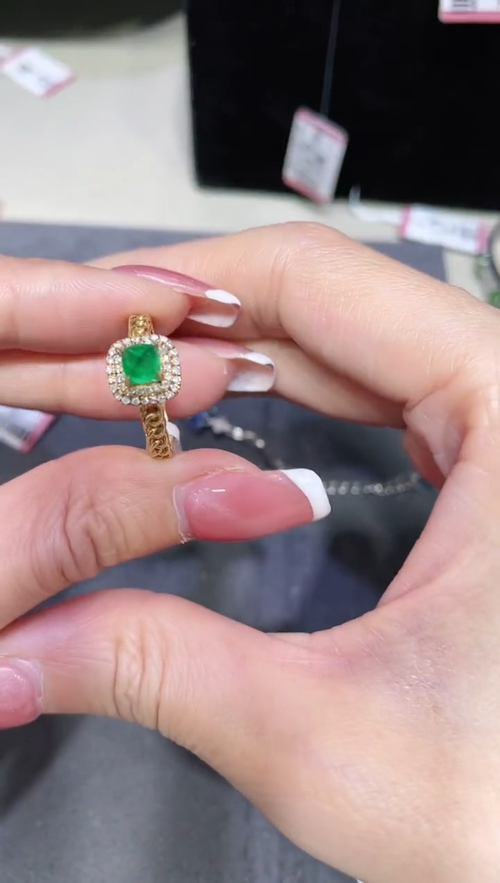 18K金镶嵌天然祖母绿戒指