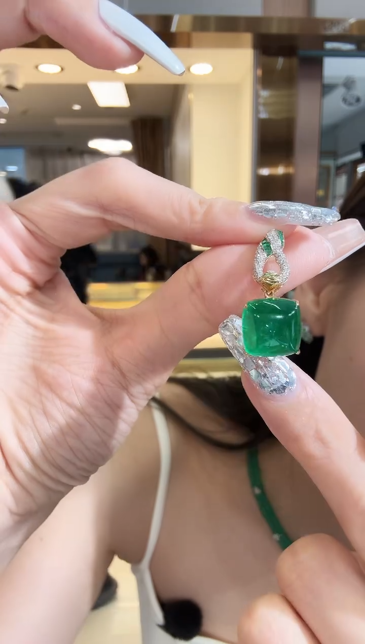 18K金镶嵌吊坠（不含链）祖母绿8.70ct