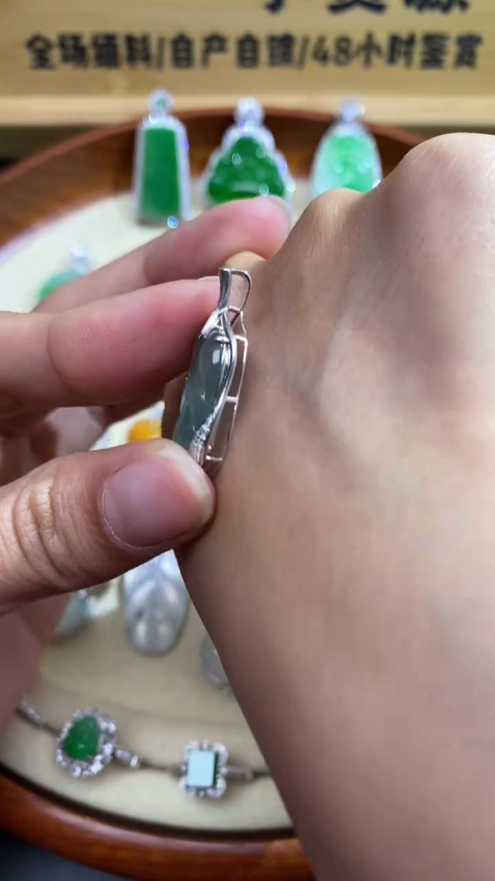 【闪购商品】翡翠颈饰18K金镶嵌叶子