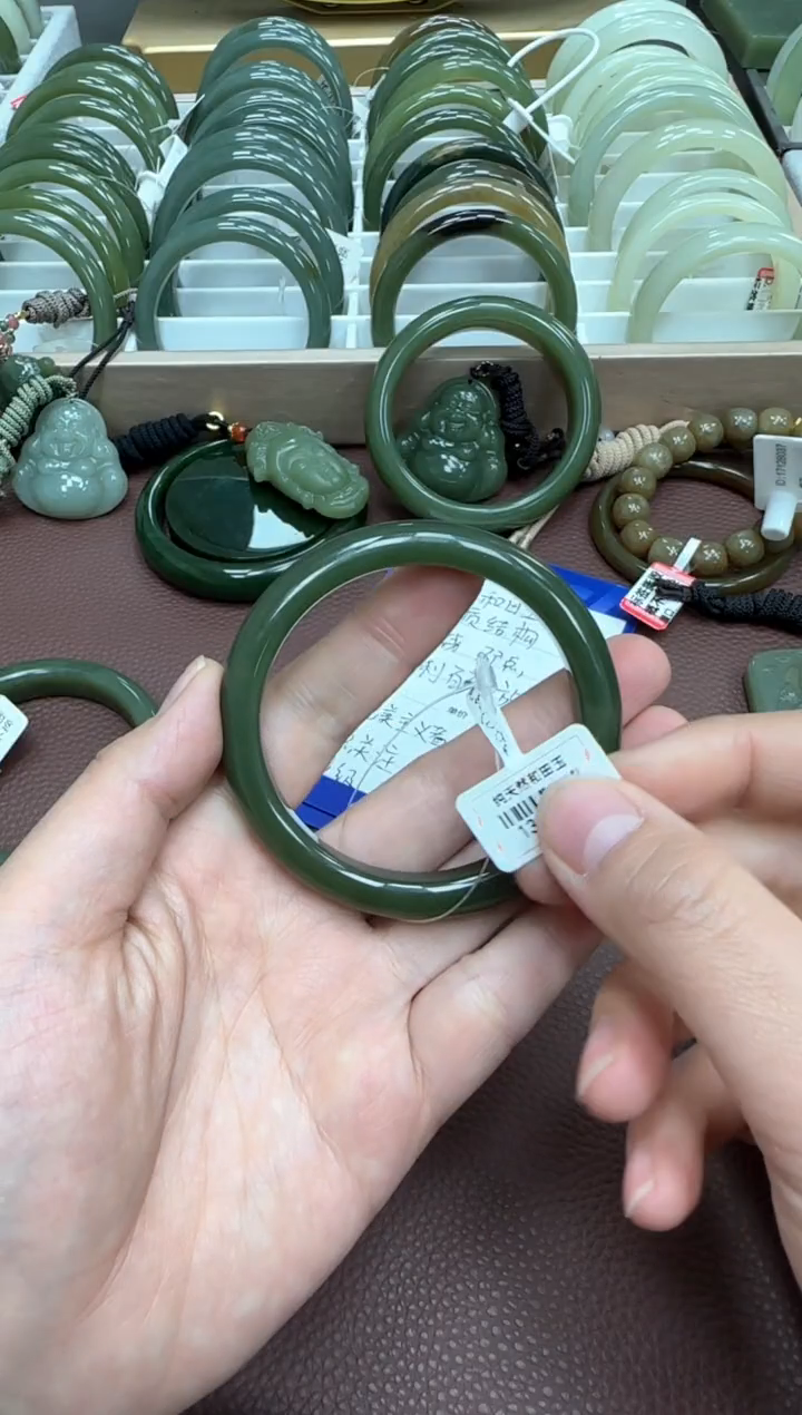 【闪购商品】和田玉手镯未镶嵌天然和田玉有天然结构