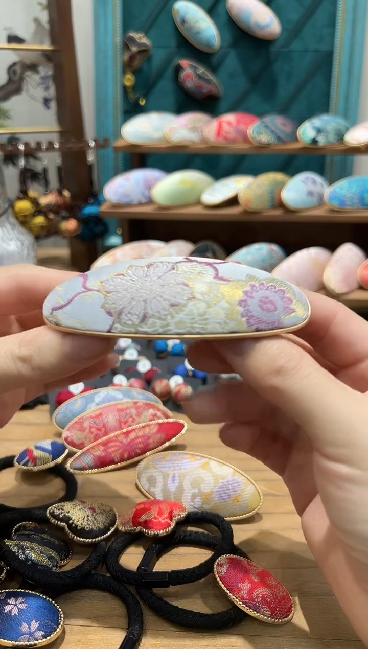 【闪购商品】【一物一拍专车】浅色团花大号弹簧夹