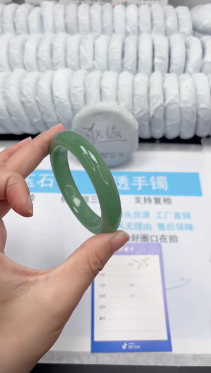 【闪购商品】石英质玉手镯未镶嵌215-55