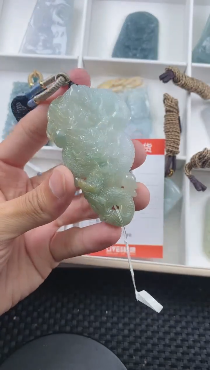 翡翠未镶嵌颈饰 