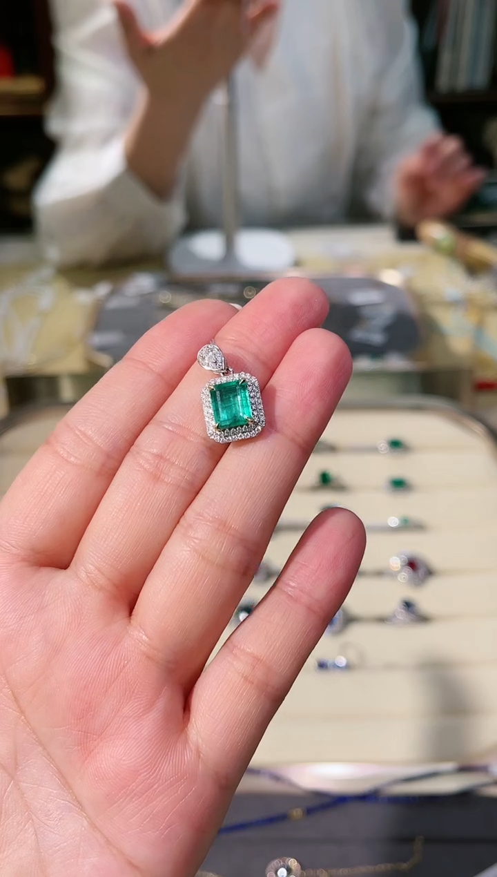 【闪购商品】祖母绿吊坠(不含链)18K金镶嵌1.88ct祖母绿钻石吊坠