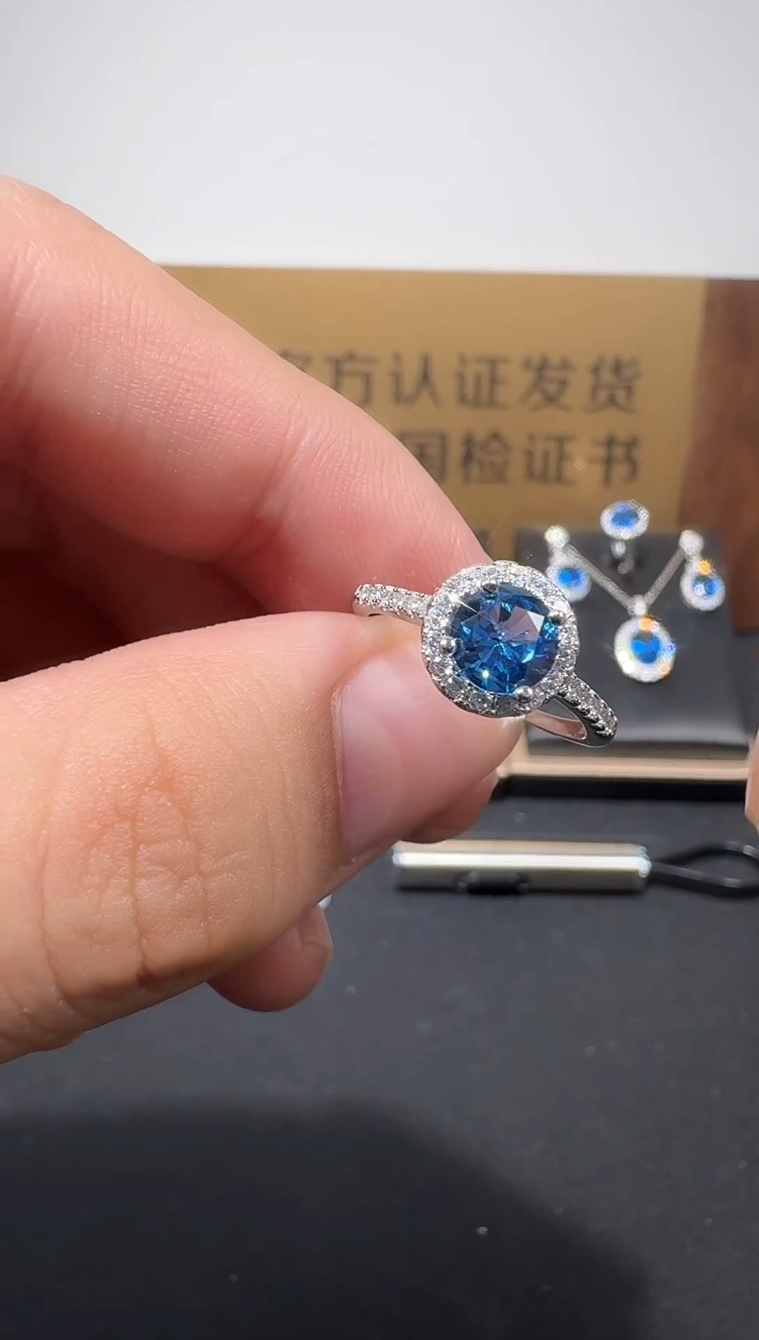 戒指蓝宝石18K金镶嵌888