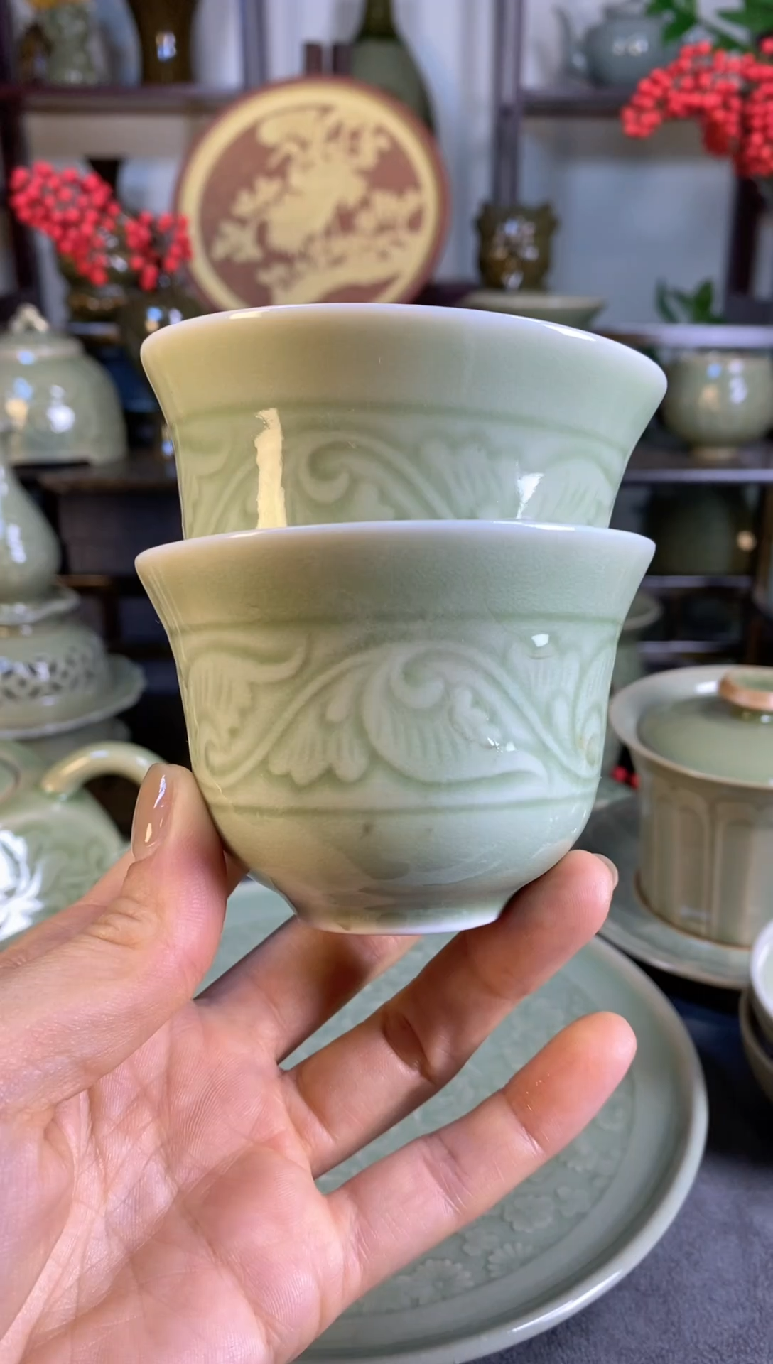 微瑕清釉卷草纹主人杯2只