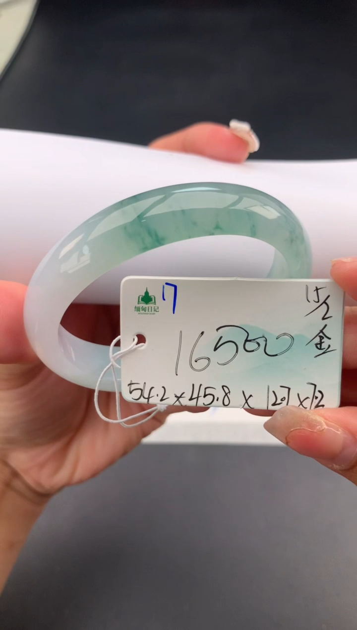 【闪购商品】翡翠手镯未镶嵌 #情人节#送礼，下单联系客服核对地址~