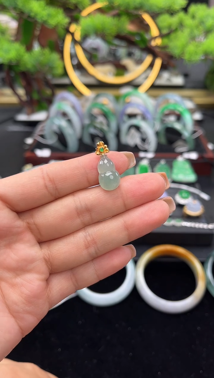 颈饰18K金镶嵌翡翠吊坠