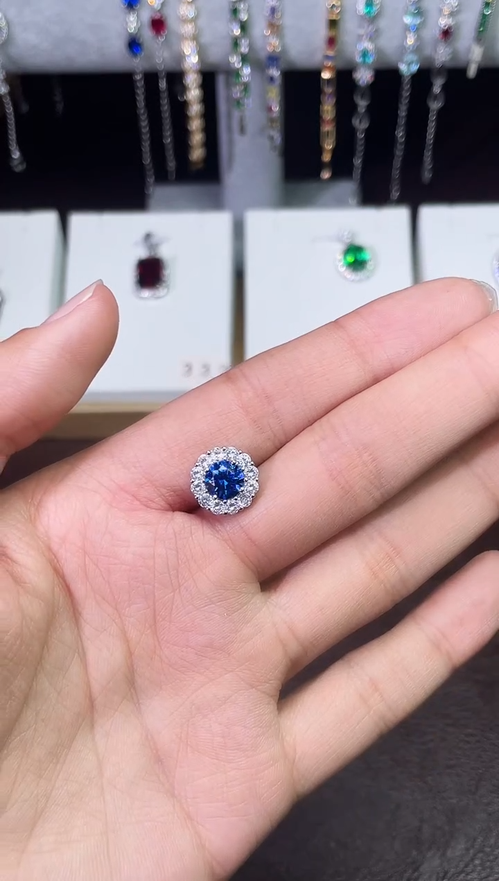 足铂镶嵌合成（培育）蓝宝石耳饰蓝宝耳钉