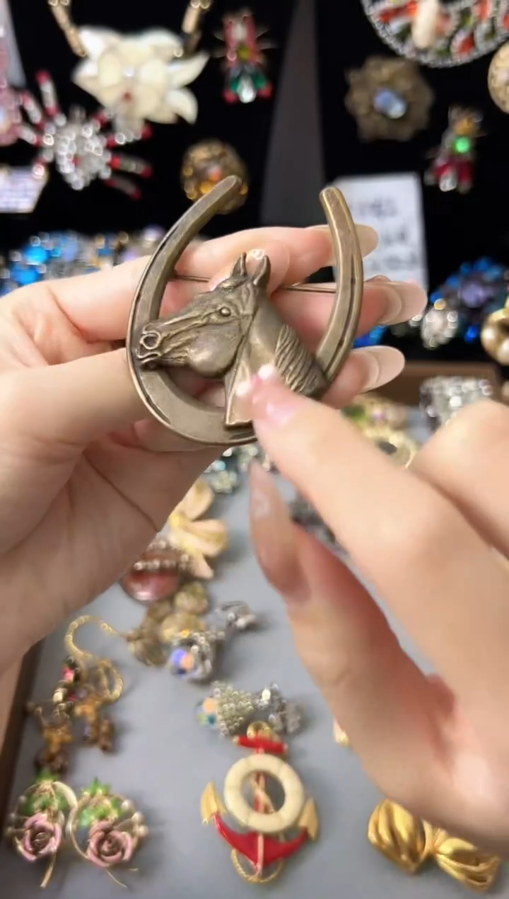 铁合金合成碳硅石马蹄马浮雕胸针