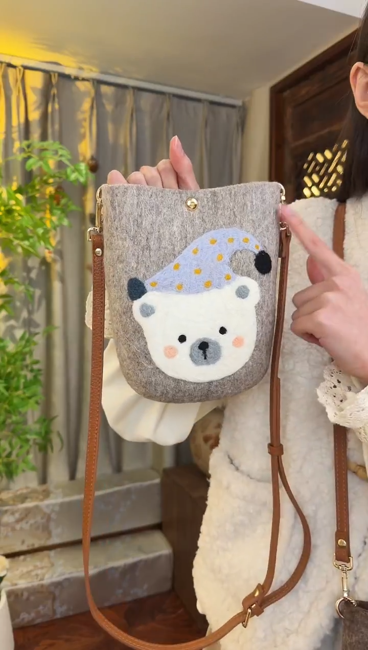 羊毛非遗羊毛毡包 手机包灰小熊