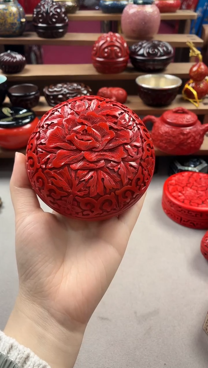 雕漆老货红底牡丹圆漆盒