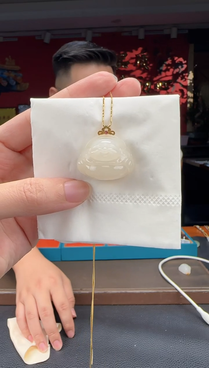 颈饰18K金镶嵌和田玉藕粉佛公