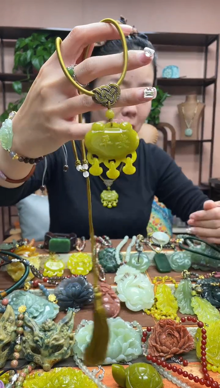 未镶嵌岫玉吊坠多样性发货发其中之一