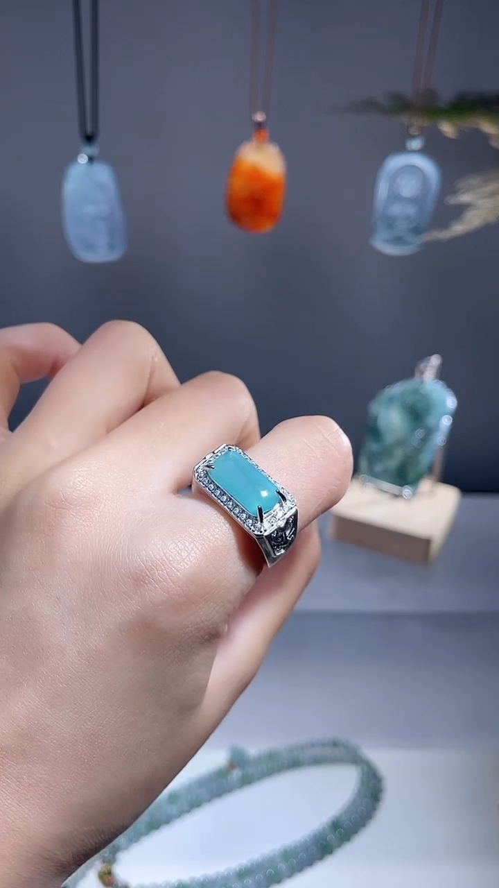 颈饰未镶嵌翡翠戒指