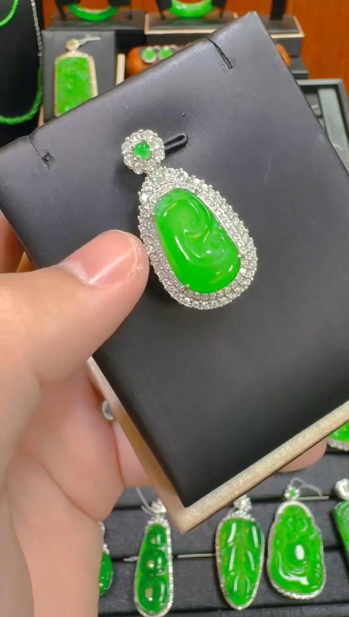 【闪购商品】翡翠吊坠(赠链)未镶嵌天然A货翡翠