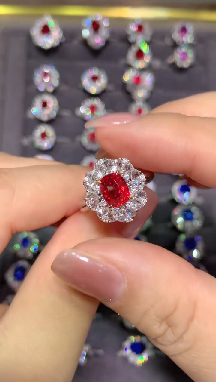 18K金镶嵌戒指尖晶石1.93CT