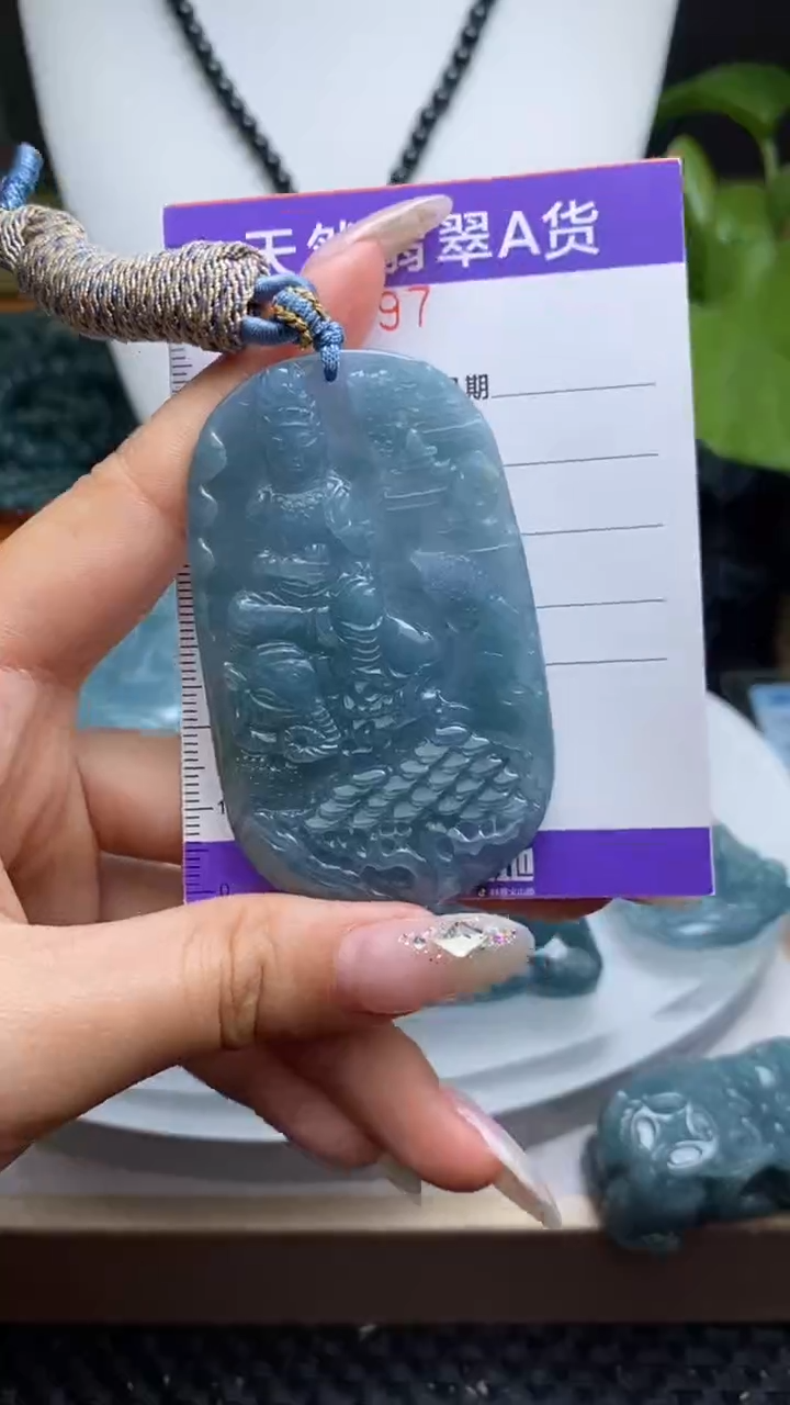 翡翠未镶嵌颈饰         