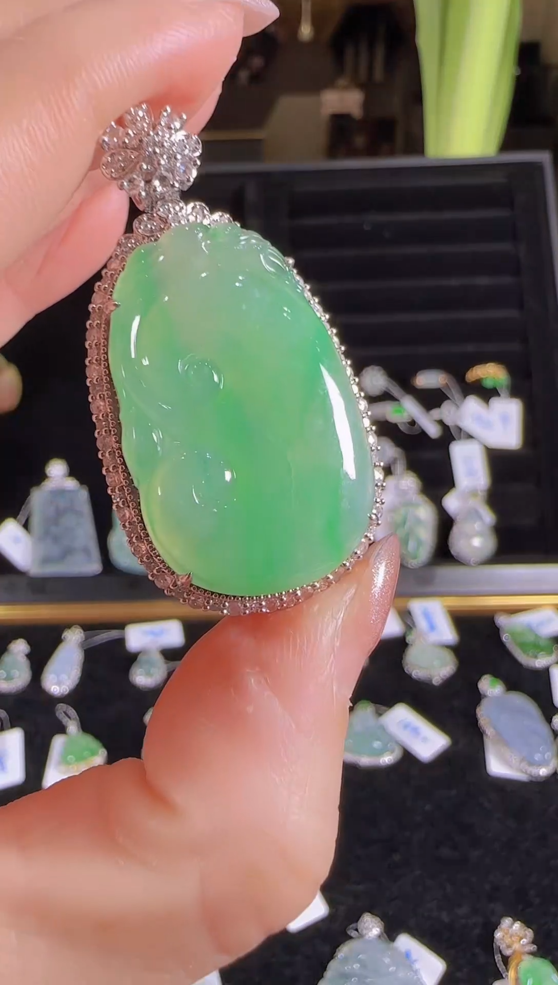 【闪购商品】翡翠吊坠(不含链)18K金镶嵌冰飘阳绿如意