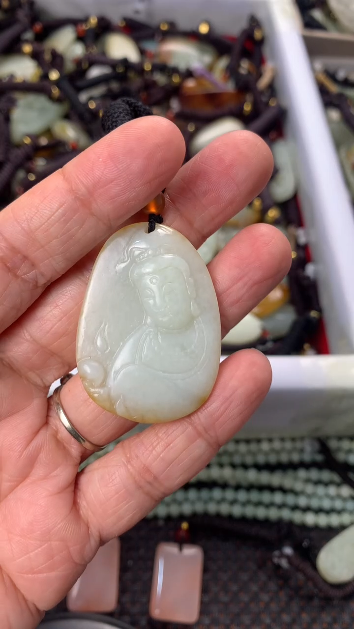 【闪购商品】和田玉颈饰未镶嵌多样性发货没有证书，拍一发一.有瑕