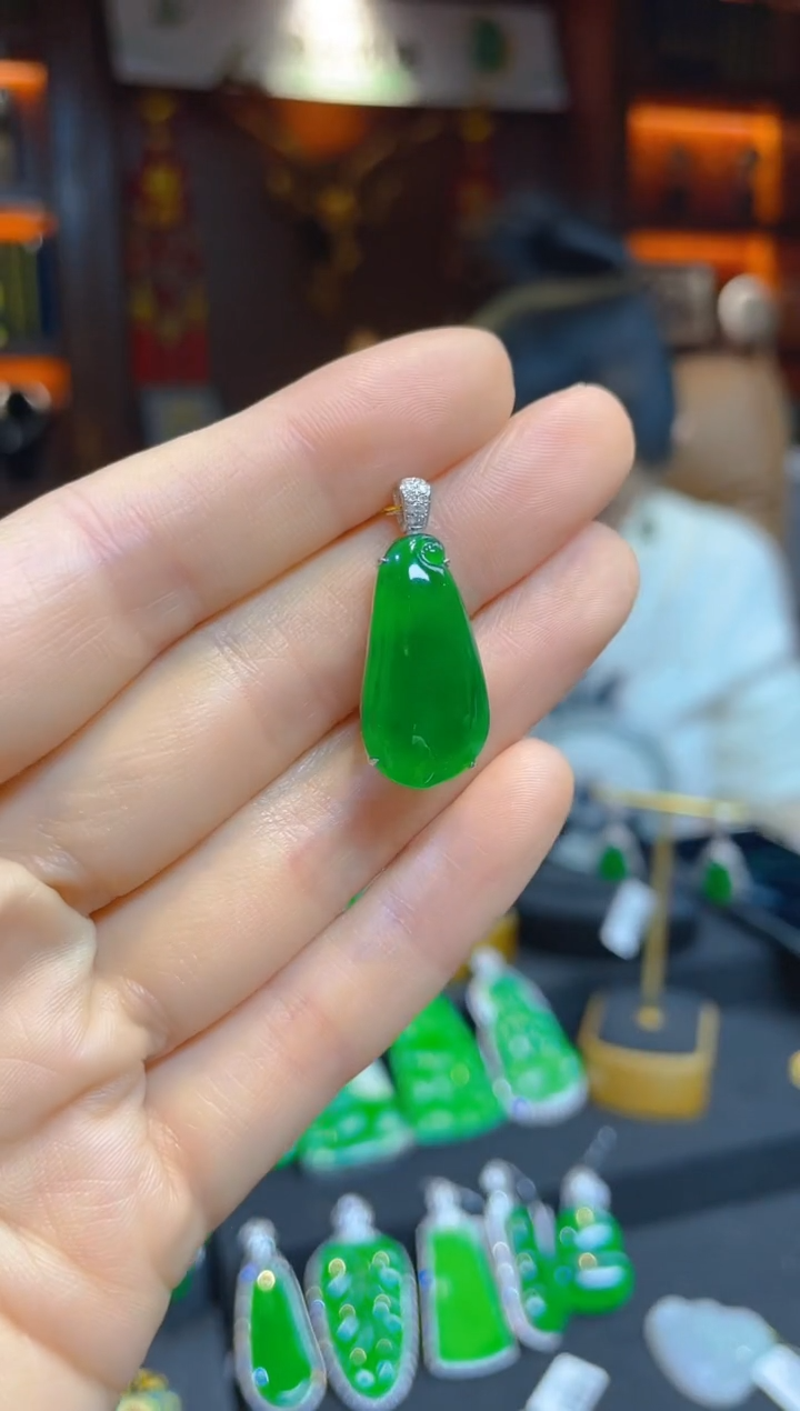 【闪购商品】翡翠颈饰18K金镶嵌118437天然A货翡翠福瓜