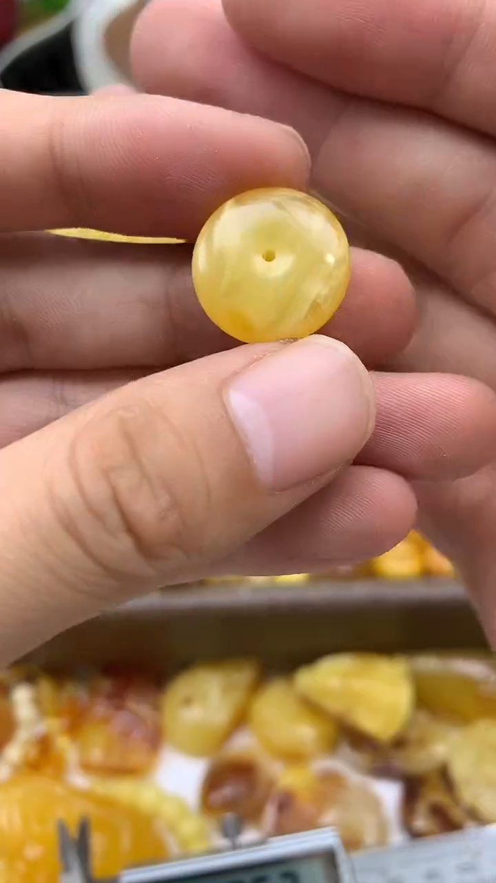 裸石琥珀未镶嵌扣子
