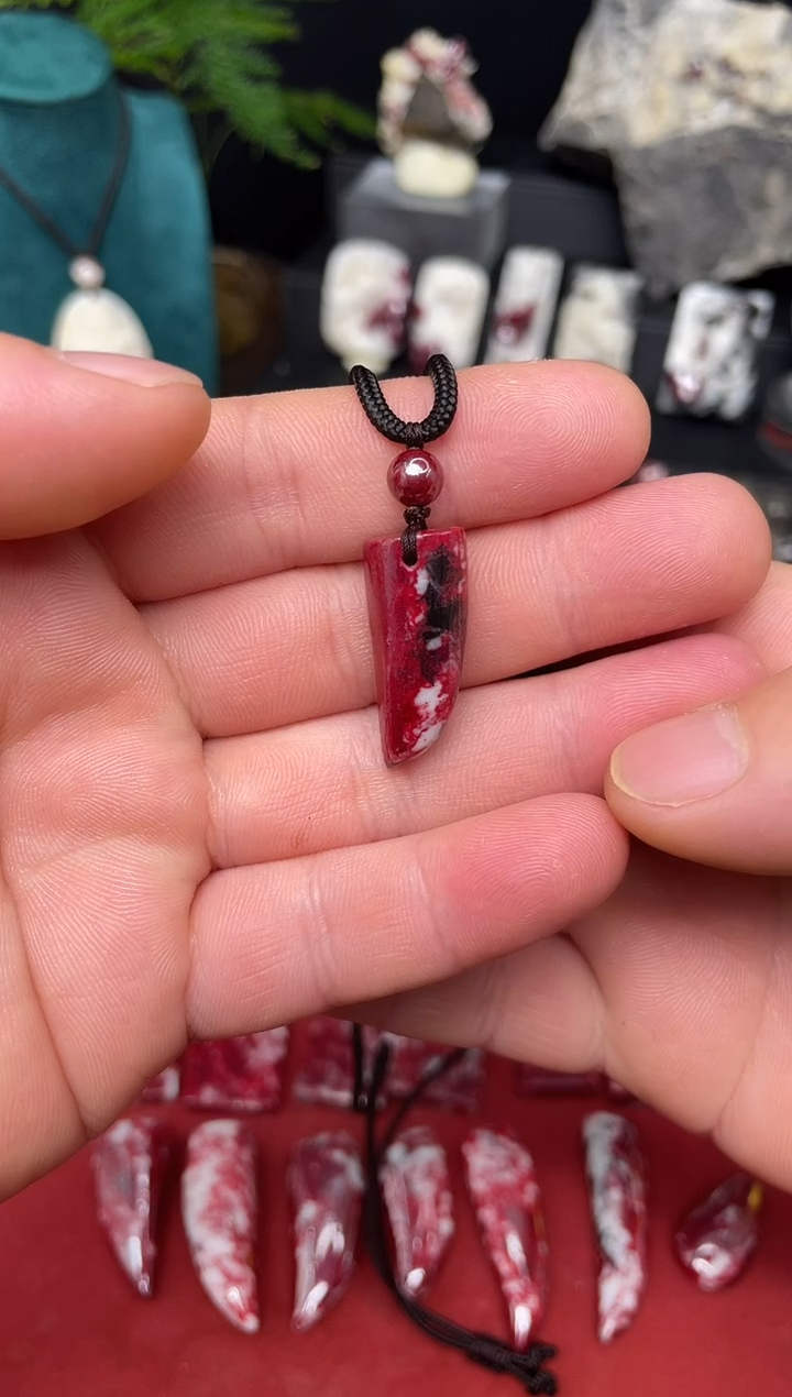天然辰砂狼牙吊坠