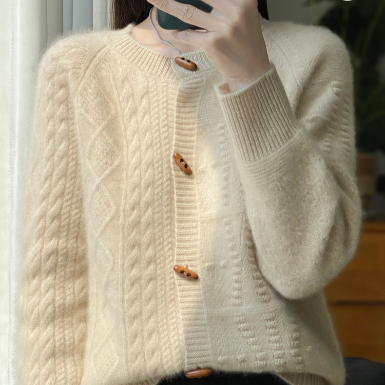 100纯羊毛针织衫女士加厚牛角扣开衫D323清