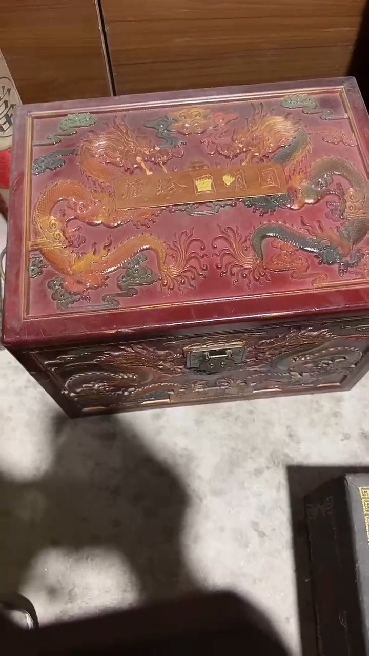 木  超大红箱子（带东西）