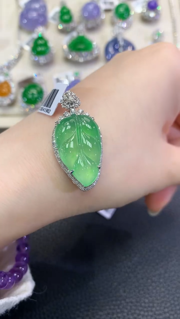 翡翠18K金镶嵌吊坠(不含链)春日珠宝 D39